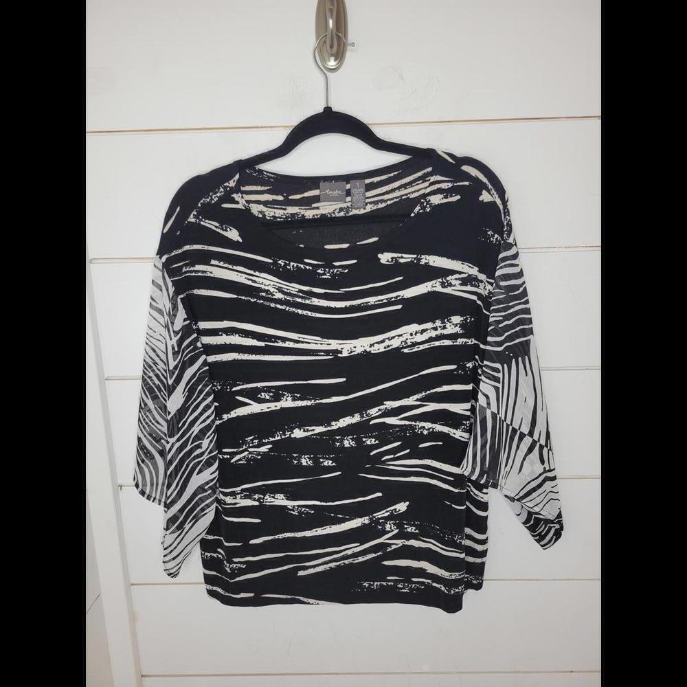 Travelers by Chico's size 1 (size 8) black & white printed stretchy top